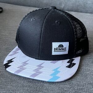 Brimmz Black and lightning bolt Patterned trucker hat size XS Infant